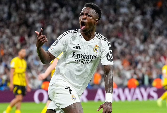 El Real Madrid da la vuelta al Dortmund y Vinicius enciende el Bernabéu con un triplete